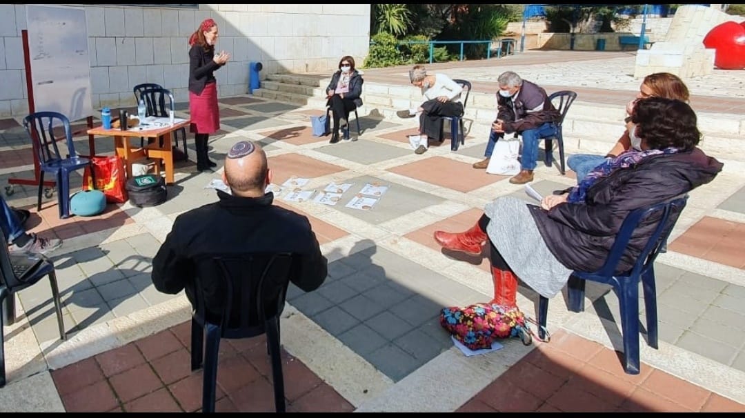 ש. משתתפת בקורס יסודות התקשורת המקרבת